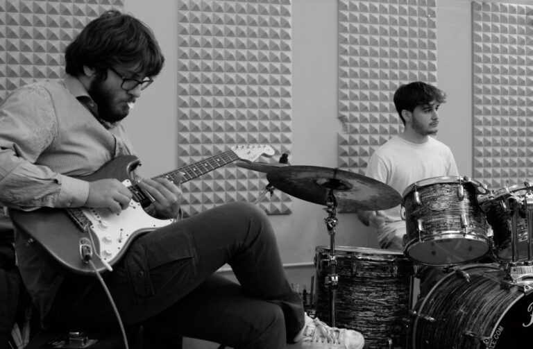 A San Gimignano un palco per i talenti locali, la band “Ospiti Autorizzati” in concerto per la data 0 prima dell’album