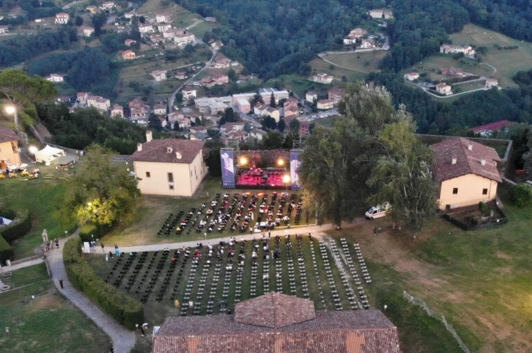 Mont’Alfonso sotto le stelle, nel cuore delle Alpi Apuane i grandi nomi della musica italiana