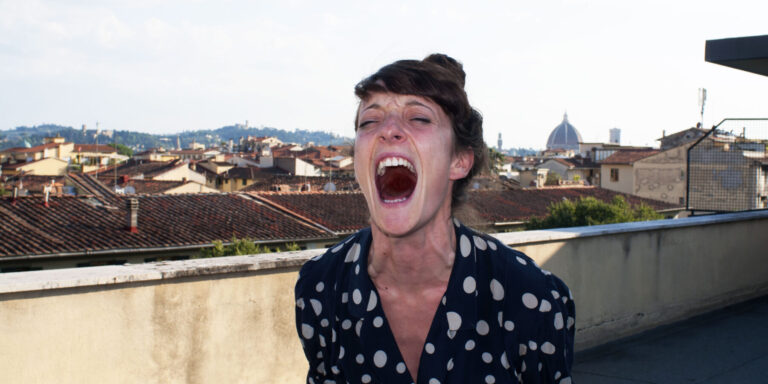 L’urlo di 200 persone dai tetti dei monumenti di Firenze, nell’anno della pandemia un grido di affermazione della propria presenza