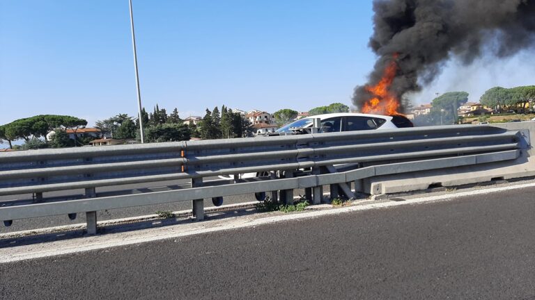 Prende fuoco auto nella Fi-Pi-Li, lunghe code