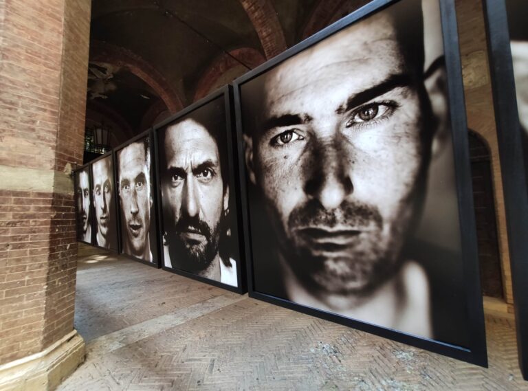 Siena omaggia il Palio e i ‘suoi’ fantini con la mostra ‘Trenta assassini’ di Marco Delogu
