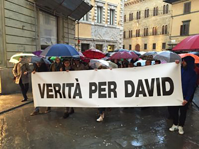 Un presidio per ricordare David Rossi: 10 anni fa la scomparsa. Una morte tra punti interrogativi e una nuova commissione d’inchiesta alle porte