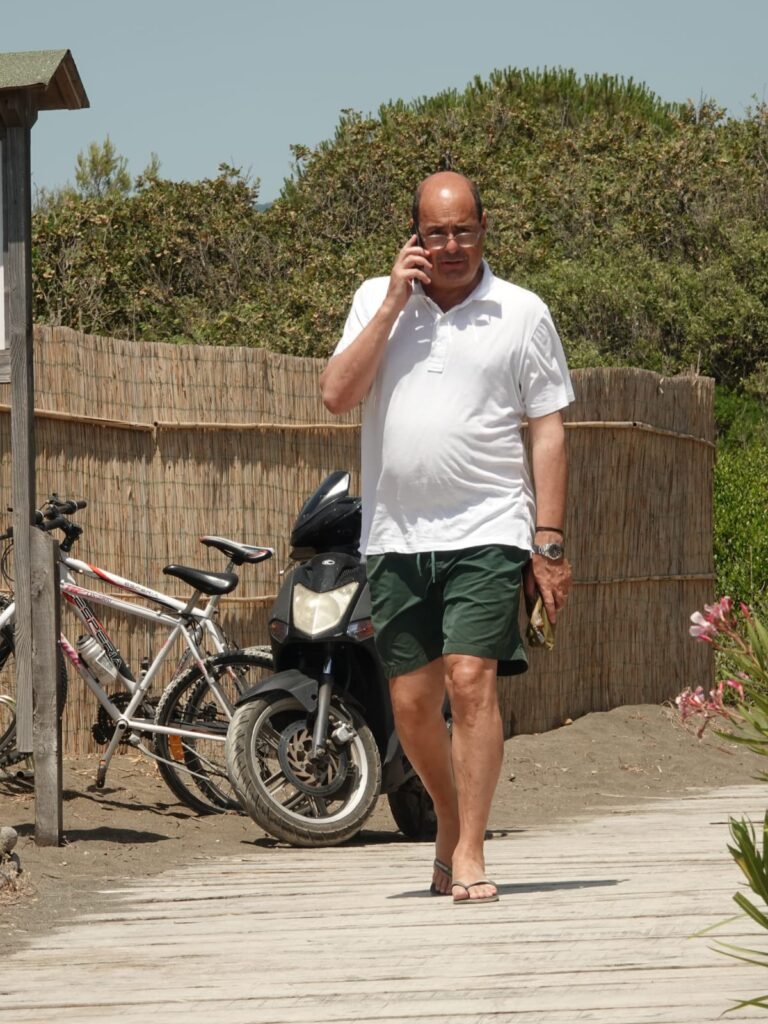 Nicola Zingaretti e Leo Gassman, relax in Toscana tra sole e mare