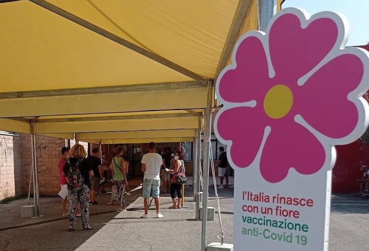 Vaccinazioni anti covid, la Toscana verso l’accesso agli hub senza prenotazione