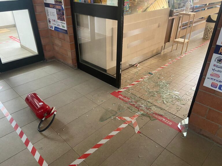 Atto vandalico al centro vaccinale di Poggio Gallina, danni a strutture sanitarie e vetrate