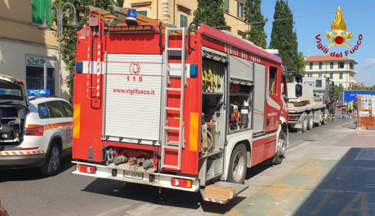 Camion che trasporta marmo investe pedone, muore una donna a Seravezza
