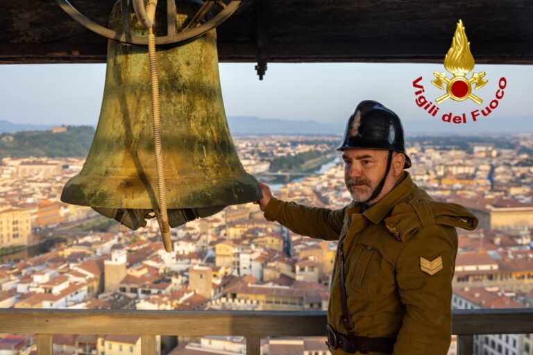 Liberazione di Firenze, vigile del fuoco suona la campana di Torre di Arnolfo e indossa lo stesso elmo di Budini del ’44