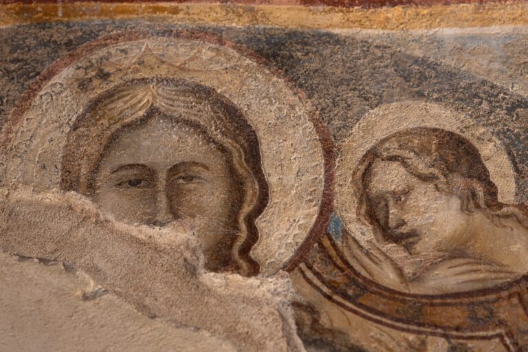 Scoperto ciclo di affreschi nella casa natale di San Galgano durante intervento di restauro