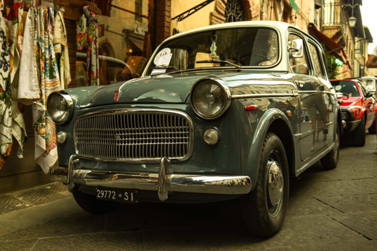 Concorso di eleganza e bellezza per auto e moto con Montalcino Heritage. Pezzi unici sfilano per le vie del centro storico