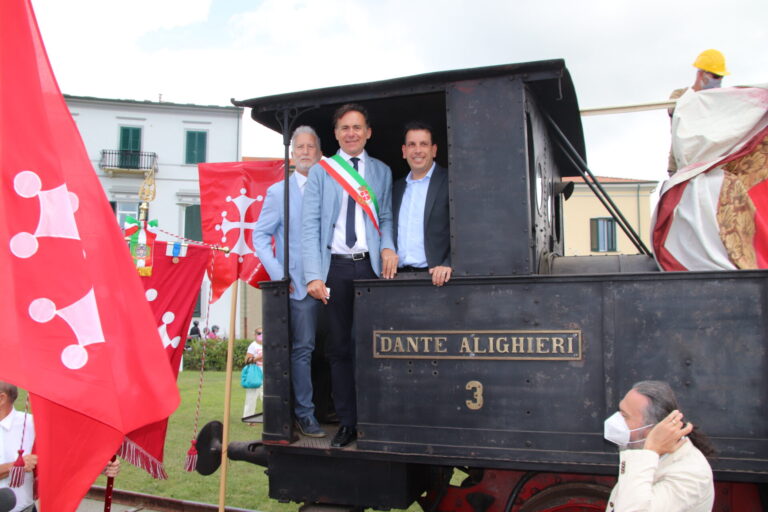 Dopo 100 anni la locomotiva ‘Dante Alighieri’ torna a casa a Marina di Pisa. E’ la più antica d’Italia