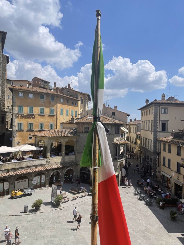 Bandiere a mezz’asta in segno di solidarietà al popolo afghano, l’iniziativa del Comune di Cortona