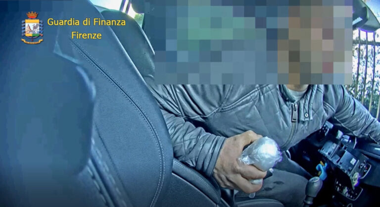 Gestiva numerose piazze di spaccio a Firenze, arrestato malvivente ricercato