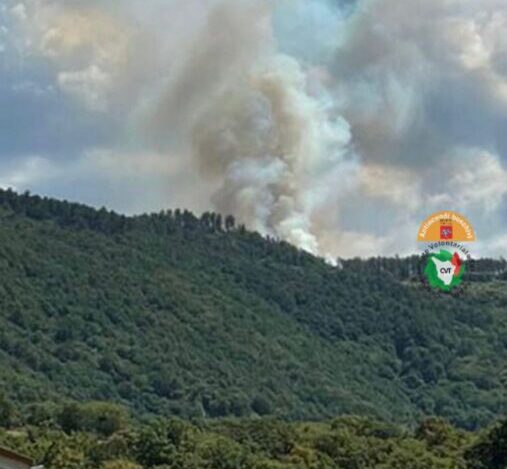 Incendio boschivo sul Monte Aquilaia a Grosseto, due elicotteri regionali in azione