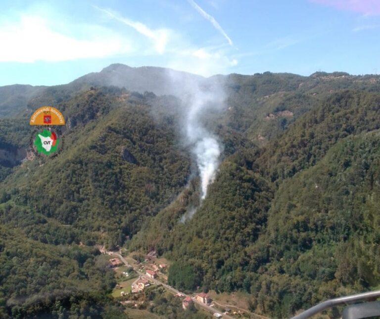La Toscana brucia, il vento alimenta nuovi incendi in Garfagnana e Maremma