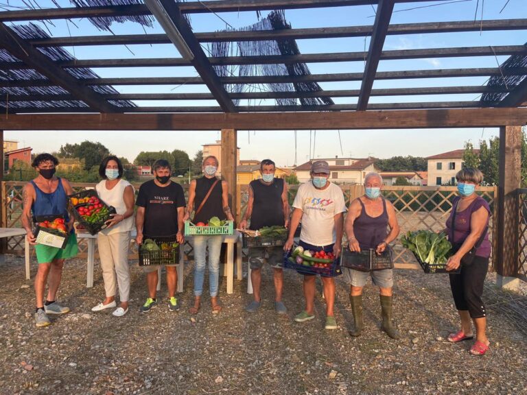 Cassette di verdura fresca per le famiglie bisognose di Altopascio