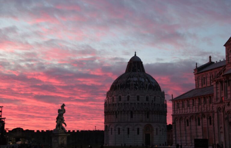 Il tramonto dalla torre pendente, a Pisa prolungato l’orario per l’ingresso fino alle 22