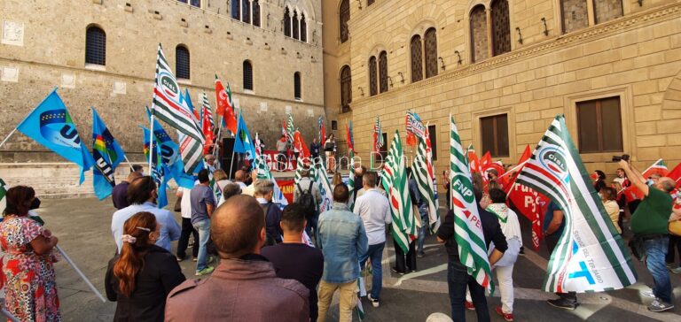 Mps, in 200 in piazza a Siena contro il matrimonio con Unicredit