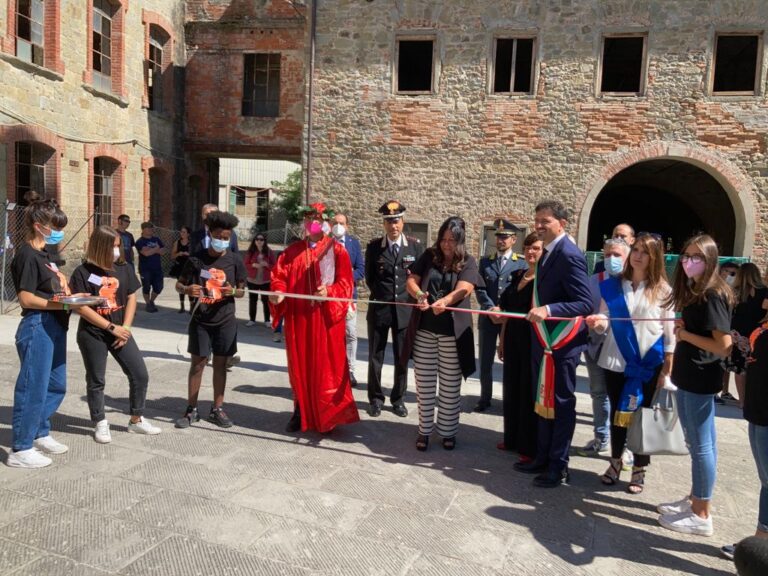 Stia, la ripartenza nel segno del ferro battuto. Inaugurata la Biennale ed il Mondiale di forgiatura: via alla sfida fra fabbri