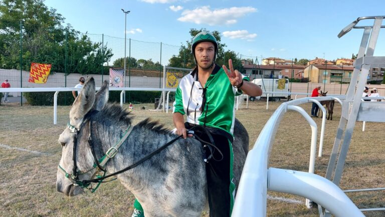 Il Prato vince il Palio dei Ciuchi con il fantino Pampero su Mr Bean