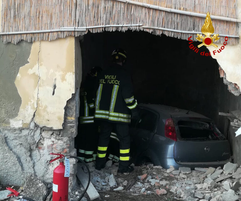 Incidente stradale a San Gimignano, auto finisce dentro un fabbricato