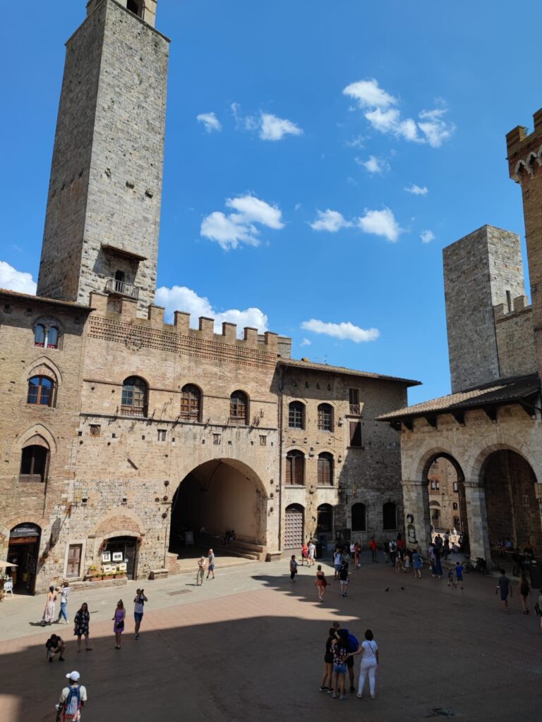 Variazione di bilancio, a San Gimignano maggiori risorse per servizi sociali, scuola e manutenzione del patrimonio