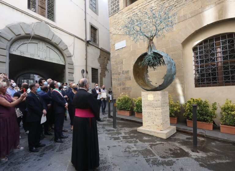 In via dei Georgofili arriva l’Albero della Pace per non dimenticare la strage del 1993