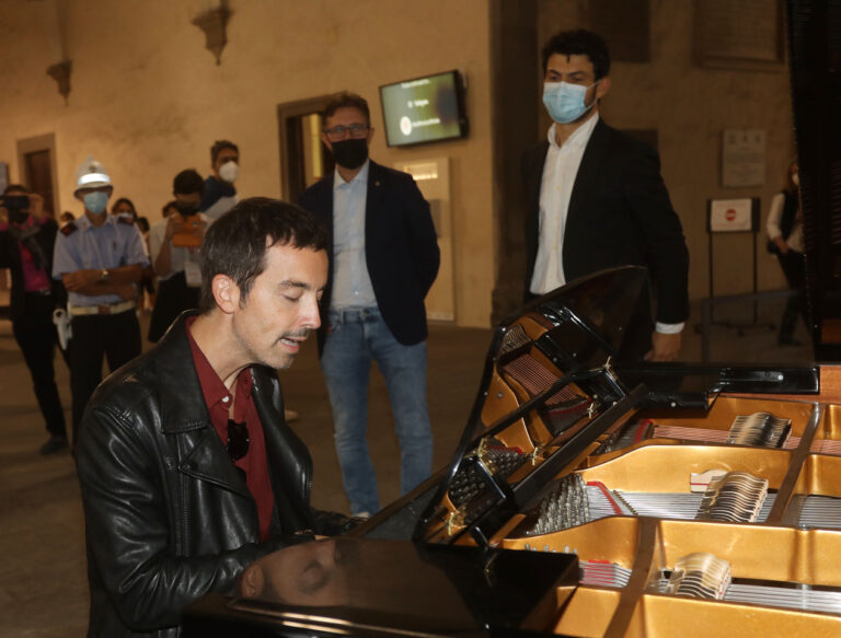 Diodato a sorpresa inaugura “Libero”, il pianoforte della rinascita a Palazzo Vecchio