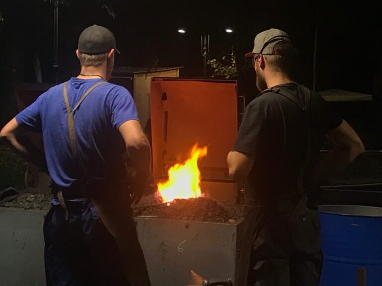 Aspettando il Campione del mondo di forgiatura. A Stia tra forge infuocate, concorsi di scultura e progettazione e disegno