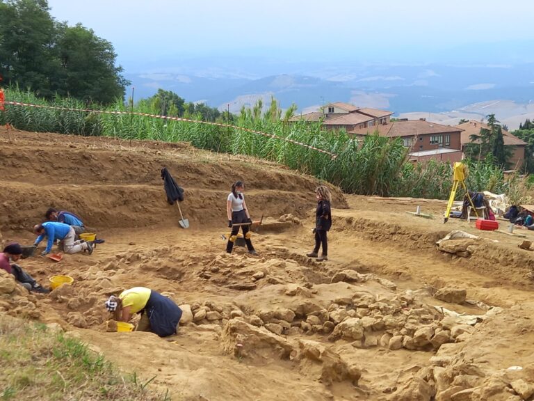 Volterra, lo scavo archeologico regala meraviglie. Tombe a camera di 2600 anni fa