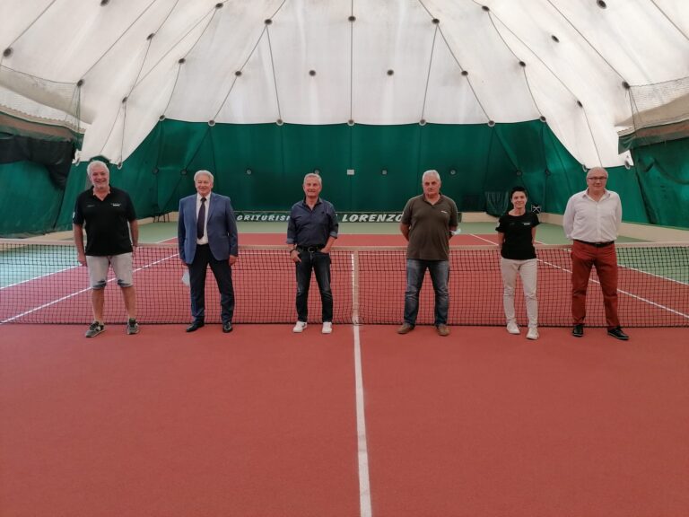 Ad Asciano il campo da tennis si rifà il look, realizzato il nuovo fondo veloce