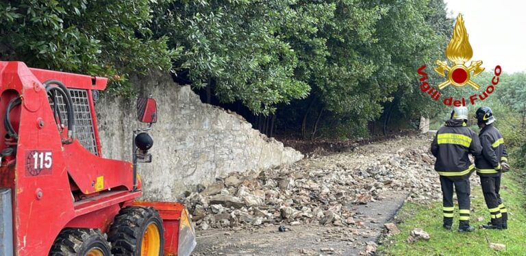 Crolla muro a Calenzano, dalle macerie estratto vivo un ferito