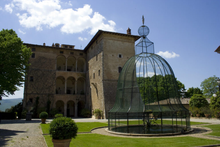 Relais La Suvera. All’asta a Torino dipinti e arredi, a Siena in vendita l’immobile dove soggiornò papa Ratzinger