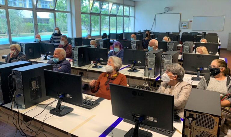 Anziani 2.0, nonni a lezione di computer e WhatsApp dai “nipoti” nativi digitali