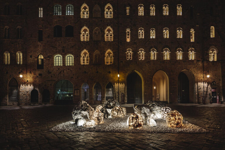 Ilumina-Arnioni in piazza, la luce sposa il tessuto urbano ed è tra i migliori progetti di design italiani