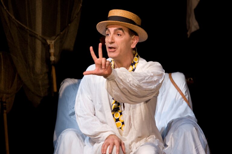 Omaggio a Mister Volare, Gennaro Cannavacciuolo nei panni di Domenico Modugno al Teatro Niccolini
