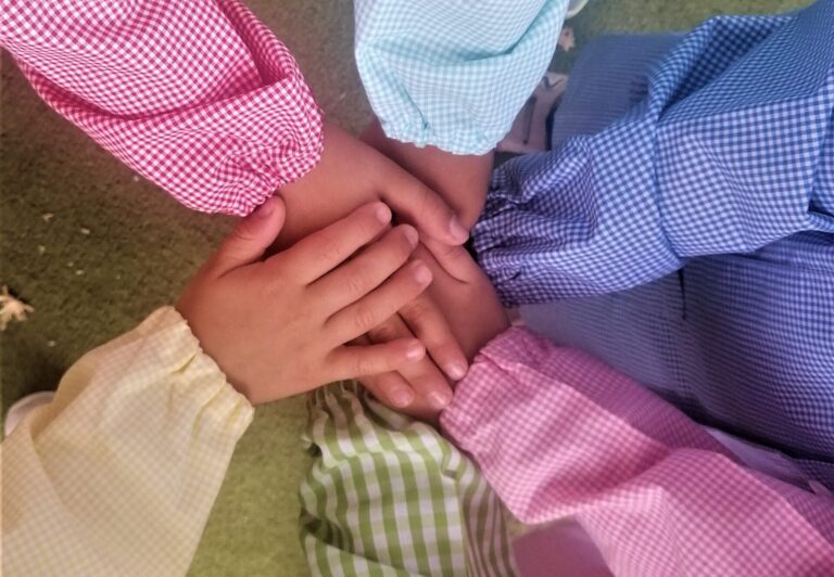 A Perignano bambini liberi di scegliere i colori del grembiule, Nardini: «Segnale di rispetto della libertà»