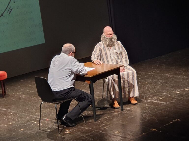 Al Teatro dei Rinnovati “Le interviste impossibili”, il ricavato per sostenere gli studi di una ragazza afghana