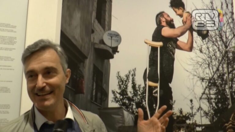 La tenerezza oltre le difficoltà, premiata a Siena la foto simbolo della guerra in Siria
