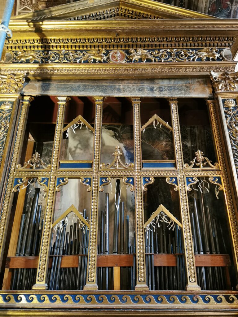 Affresco dietro le canne dell’organo, a Siena immagine visibile durante il restauro al Museo Civico