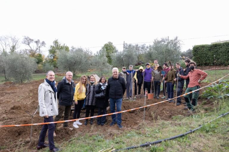 Riscoprendo i frutti dimenticati, a Volterra studenti a lezione di tutela della biodiversità