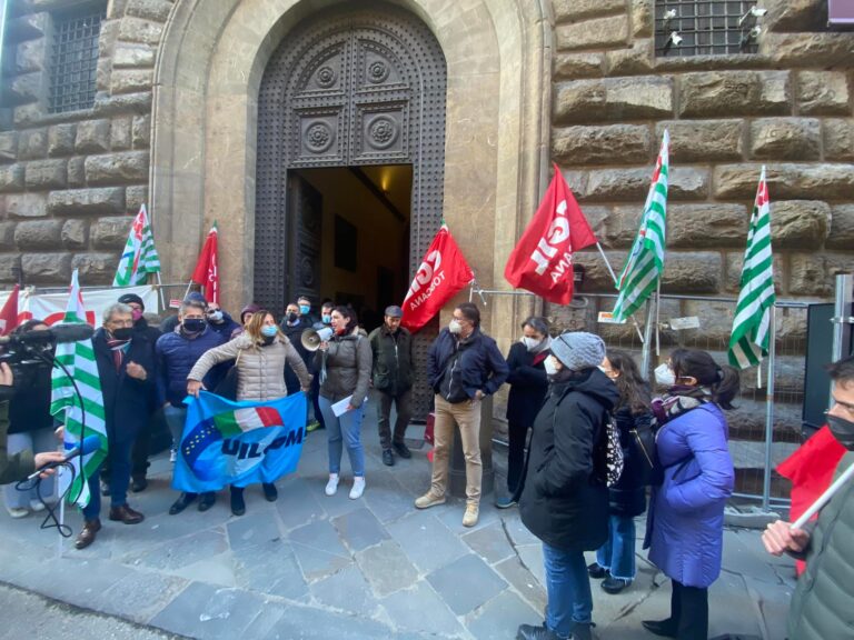 «Le Tlc non si svendono». A Firenze presidio di lavoratori Tim e Cgil-Cisl-Uil di categoria