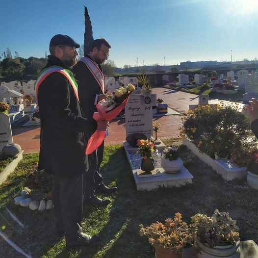 Festa della Toscana, un fiore sulla tomba di Gregory Summers. Mazzeo: «Non c’è giustizia dove c’è violenza»