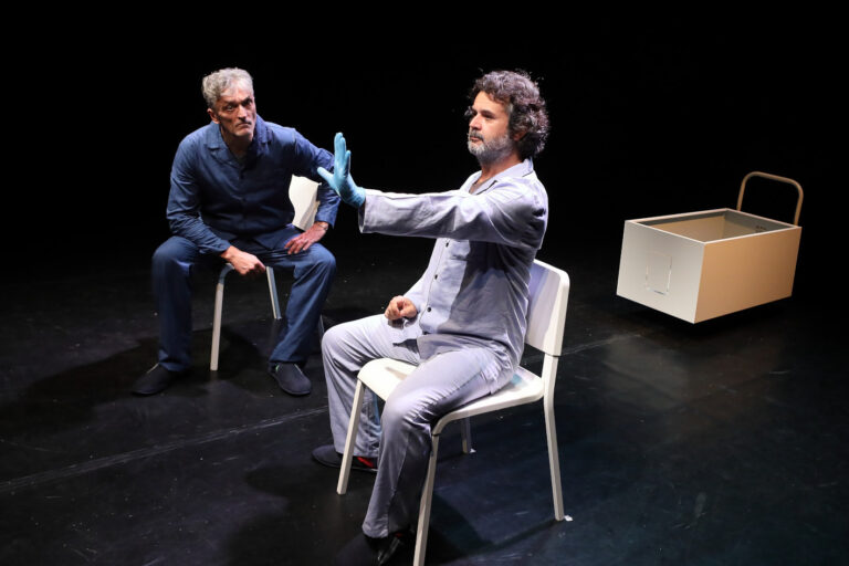 Dalle stelle al Teatro di Scandicci. Comicità leggera e stralunata in scena