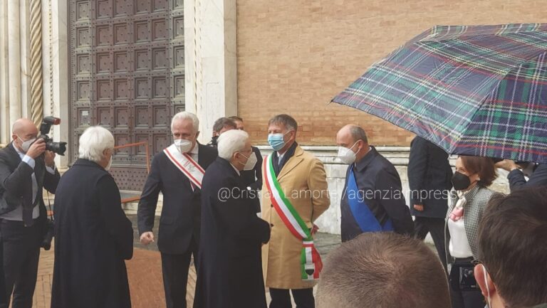 Il Presidente Mattarella a Siena, «Pnrr? Servirebbe studio sull’uso smisurato di acronimi». E sulla pandemia: «Affidiamoci alla scienza»