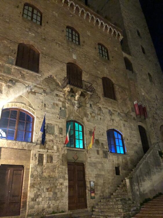 San Gimignano, le finestre del Comune si illuminano di color teal per la lotta al cancro della cervice uterina