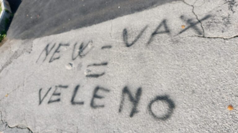 Scritta No vax davanti ad una scuola elementare nel senese, il sindaco: «Gesto vile». Ferma condanna di Giani e Nardini