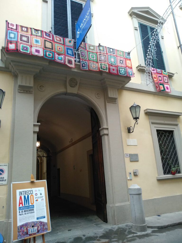 Frammenti di lana simbolo di cura, alle finestre di Prato “Intrecci-amo”