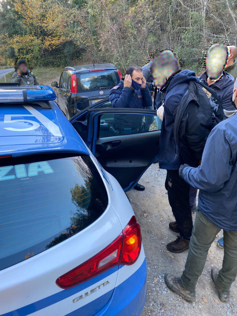 Si accampa e spaccia nel bosco alle porte di Siena, arrestato