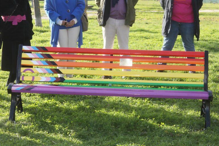A Firenze la prima panchina arcobaleno della Toscana, «città in prima fila nella battaglia per i diritti civili»