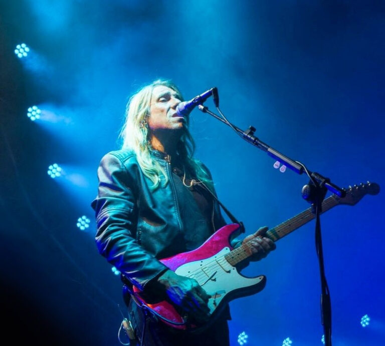 Due ore di musica e spettacolo con i Pink Sonic nel segno dei Pink Floyd